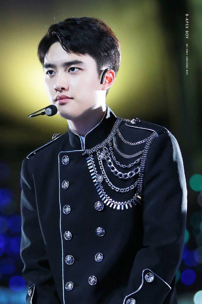 都暻秀参加典礼韩国爱豆全部起立,exo都暻秀个人直拍