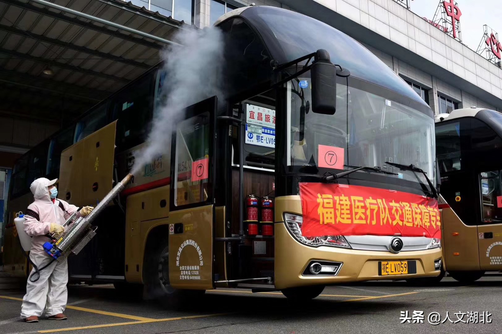 战疫大考中彰显国企担当 (关键时刻彰显国企担当)