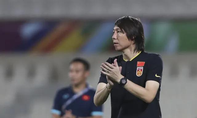 艾克森砸守门员,艾克森撞倒沙特门将