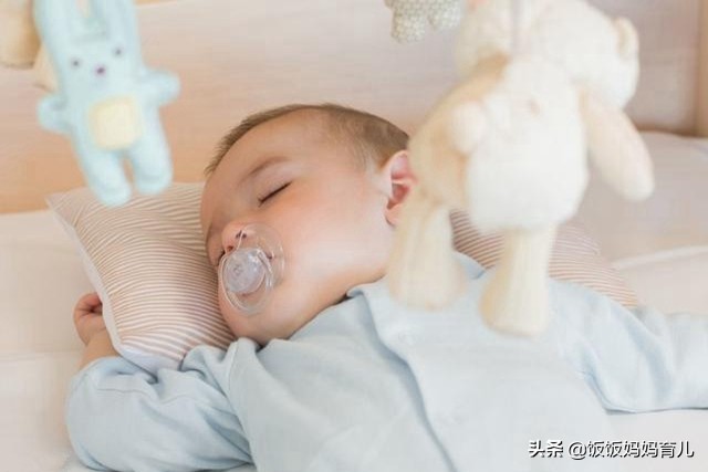 宝宝总爱趴着睡怎么回事,宝宝为什么老爱趴着