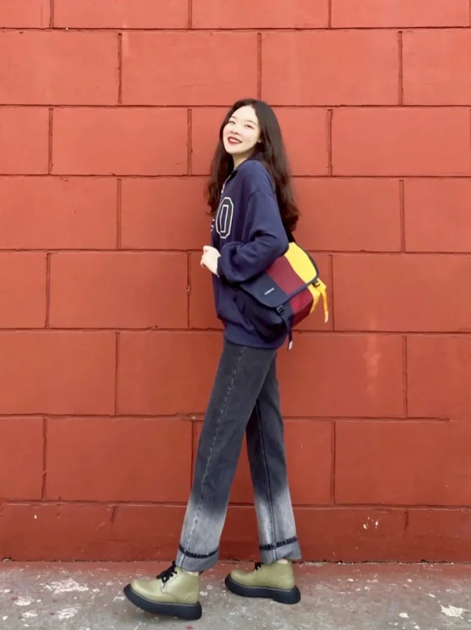 别再穿小白鞋了夏天适合穿凉鞋,高帮小白马丁靴鞋秋冬搭配