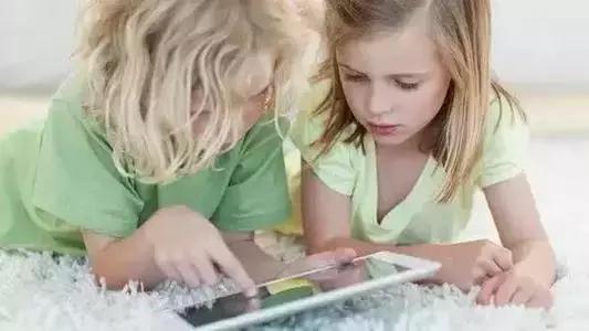 4岁小女孩老喊屁屁痒，妈妈脱下她裤子后惊呆：许多小虫子！还在动