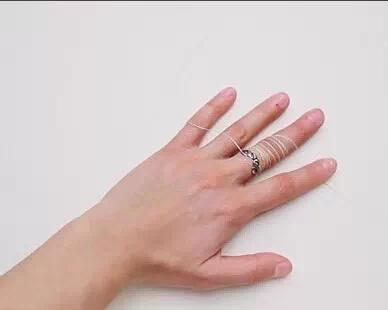 小孩儿卡手求助消防站,消防员营救卡手孩子的视频