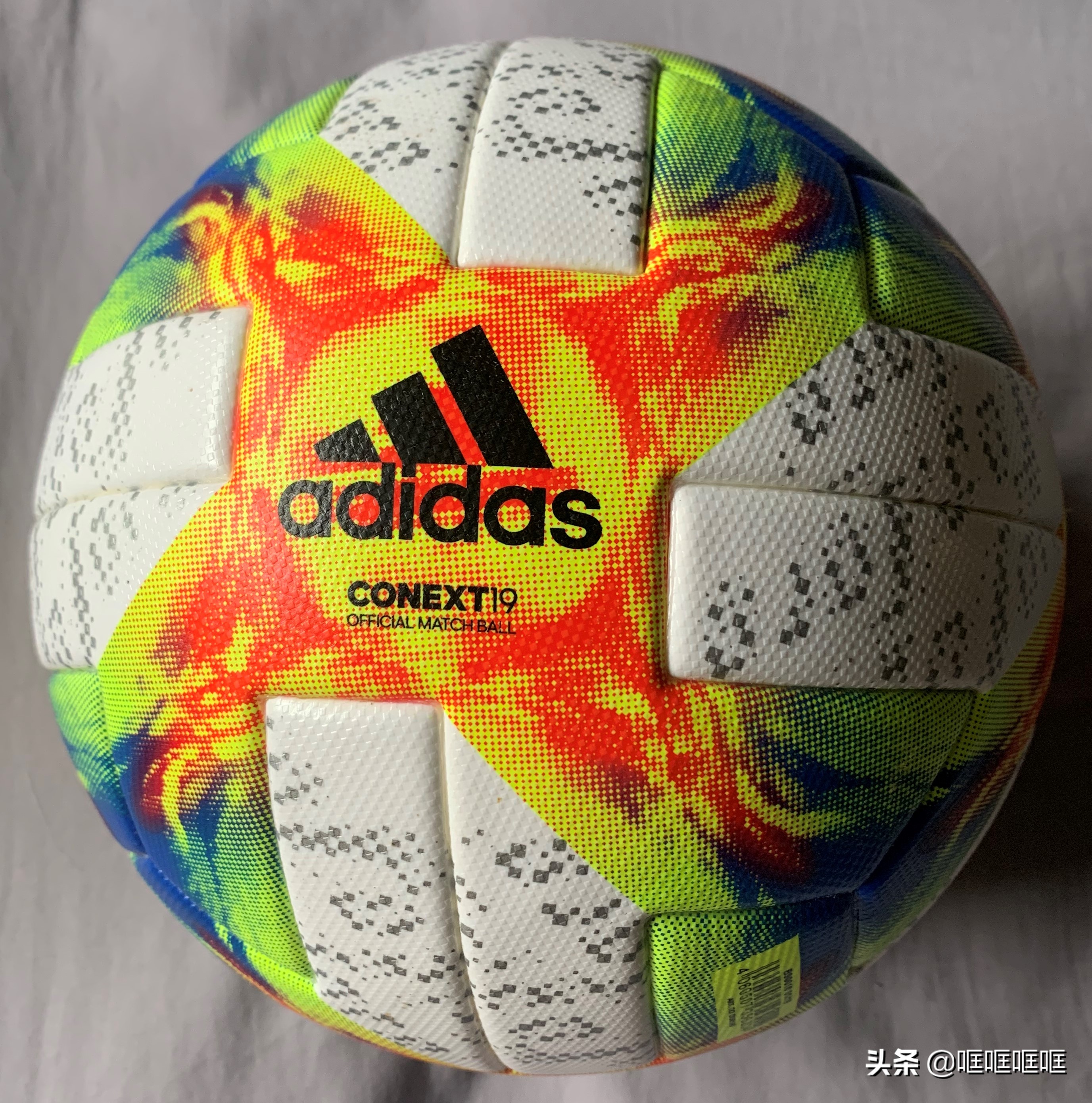阿迪达斯最新款足球,第一个阿迪达斯