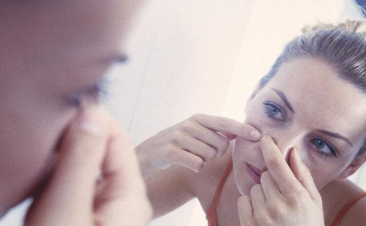 十七八岁脸上就长痘痘怎么祛痘,脸上反复长痘痘吃什么中药能祛痘