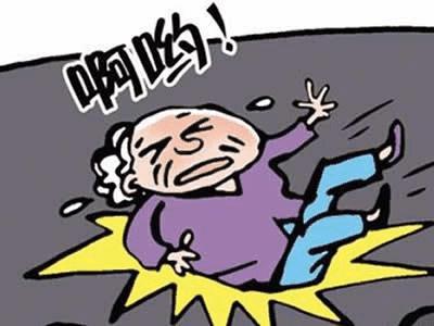 老人摔倒自救方法,老人摔倒后有多危险千万别急着扶