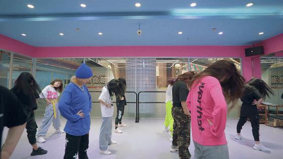 跳舞左右甩头发怎么练,跳舞甩头发慢动作教程