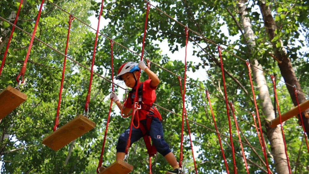 足球小镇建业网红桥,建业足球小镇攀岩