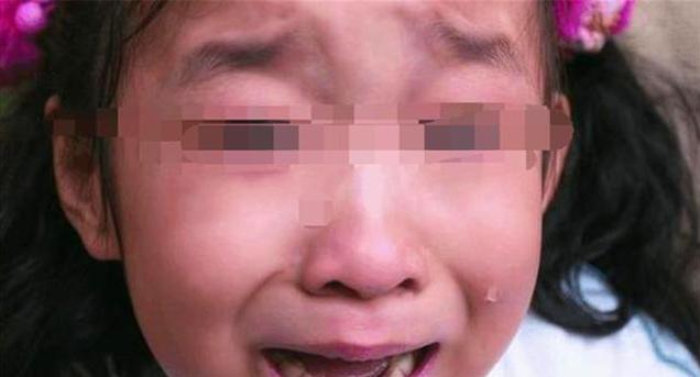 孩子买糖大哭大闹,女儿要买糖哭闹打滚挨打了