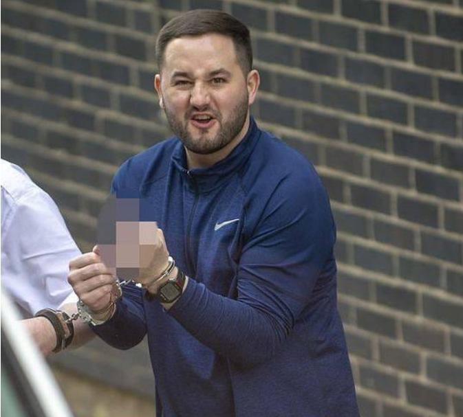 美国女狱警与犯人相恋,美国女狱警爱上杀人犯