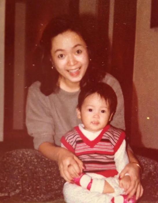 侯佩岑的所有恋情,侯佩岑的妈妈和她老公十指紧扣