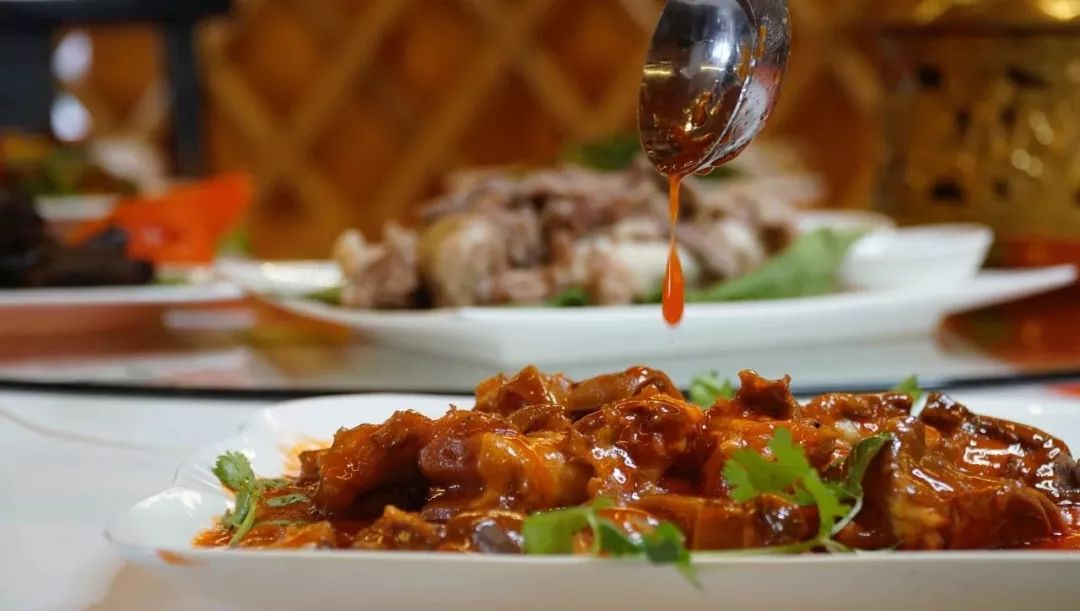 可以吃烧烤烤全羊的地方,有篝火烤全羊的地方