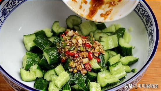 为什么饭店的拌黄瓜那么好吃？原来做法这么简单，学会过年露一手