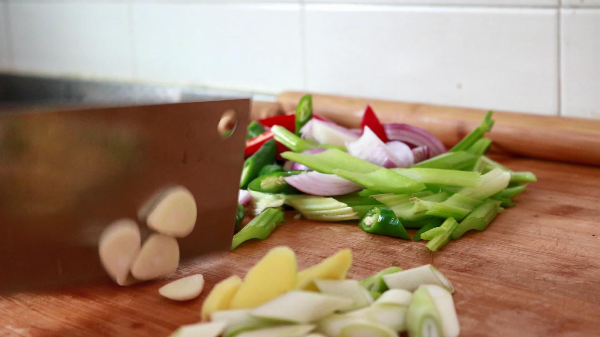 猪大肠要怎么处理才能又脆又好吃,猪大肠的正确清洗方法视频