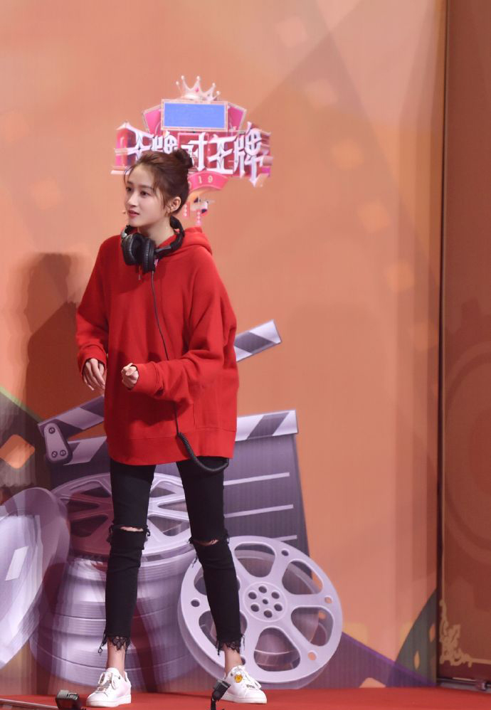 关晓彤露肚脐穿搭,关晓彤穿露脐短上衣