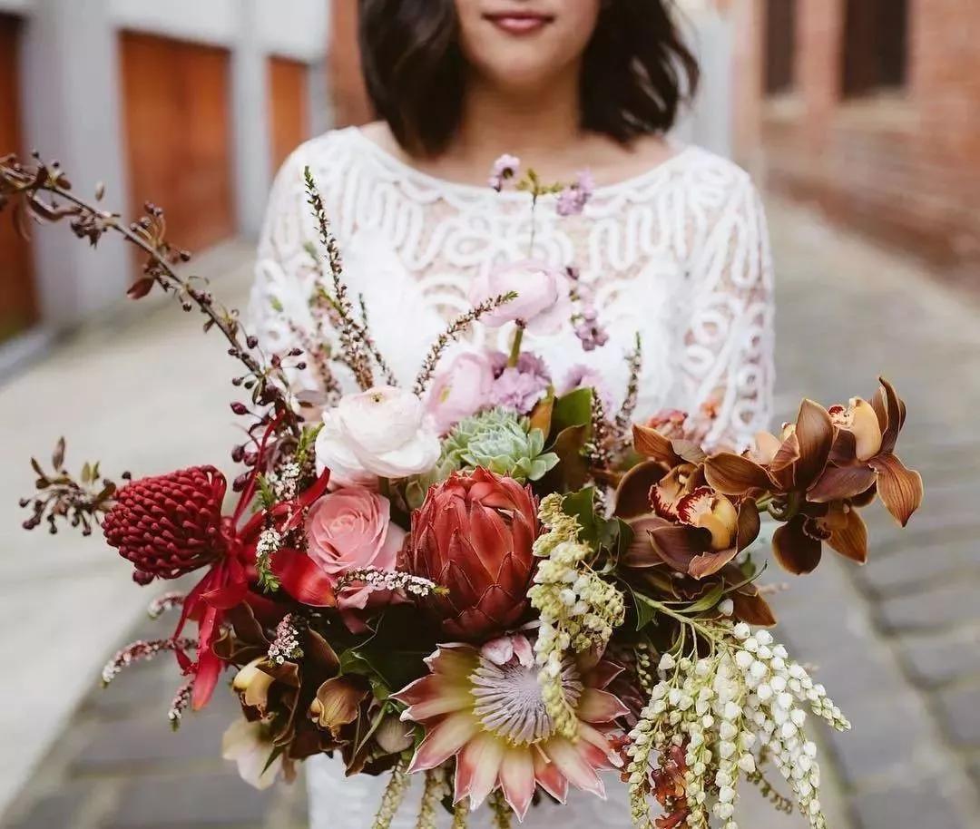 花要不要经常换水,花材正确处理方式及日常养护