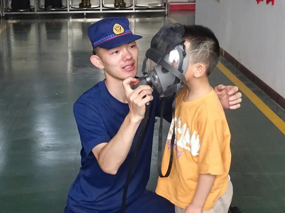 和消防员一起过六一儿童节,六一消防童行