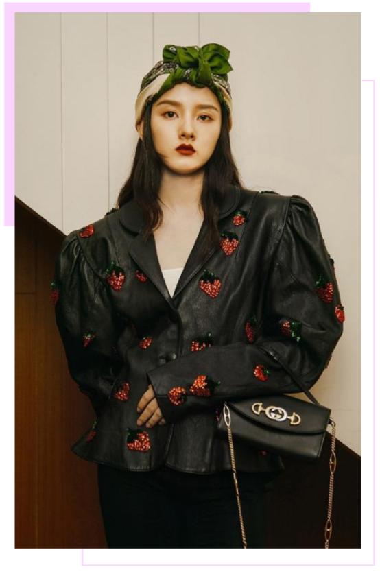 丝巾有哪些时髦又高级的搭配,简单丝巾穿出高级感