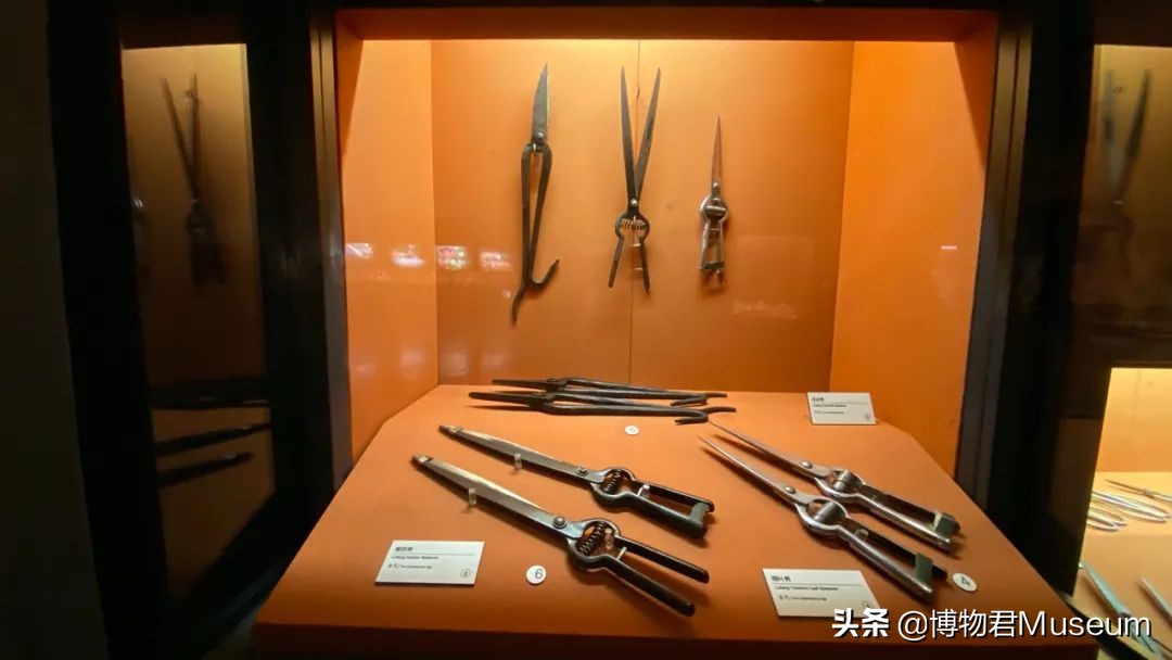 物开一刃为“刀”，两面*刃开**为“剑”，双刀相交为“剪”