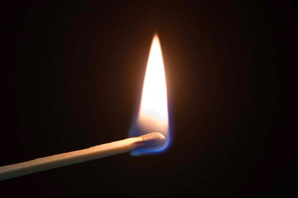 农村夜晚的鬼火怎么形成的,坟地里鬼火是怎么来的