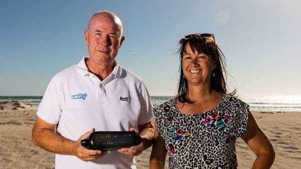 女子捡到一个130年前的漂流瓶,一女子在海里捡到一个漂流瓶