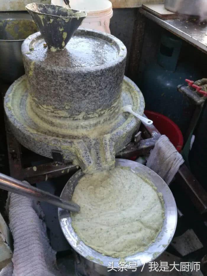 煎饼果子的正宗做法，一个20块钱都不贵，每天排队30分钟才能买到