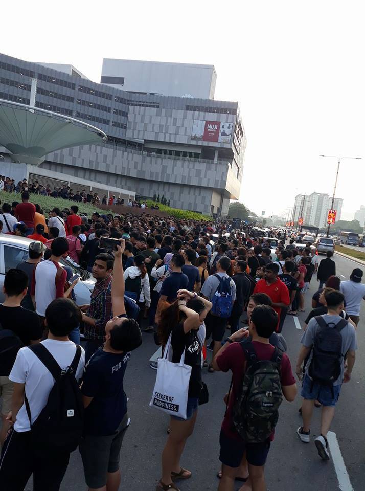 涓囦汉绌哄贩鎶phone,涓轰粈涔堟帓闃熸姠iphone