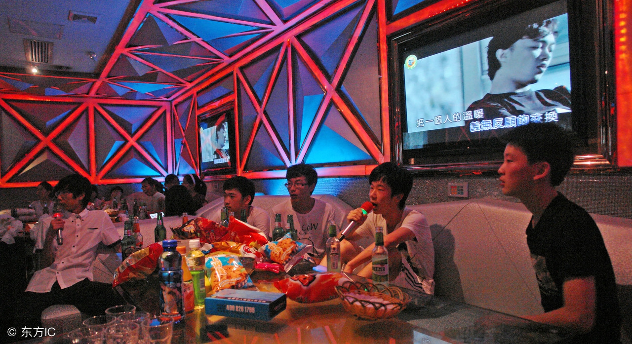 一人赚钱全村馋的意思,一人致富全村拦的意思