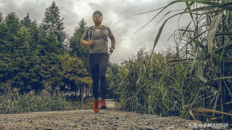 户外足控福利！在碎石路段飞奔近百公里后是种什么感受？
