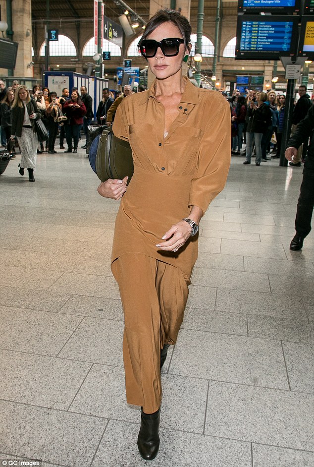 维多利亚结束陪伴家人假期乘欧洲之星抵巴黎引来无数粉丝追随