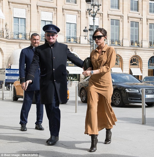 维多利亚结束陪伴家人假期乘欧洲之星抵巴黎引来无数粉丝追随