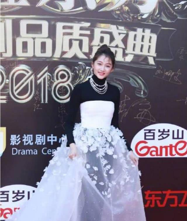 关晓彤穿透视裙走红毯,黑色内衣看的一清二楚,网友直呼辣眼睛