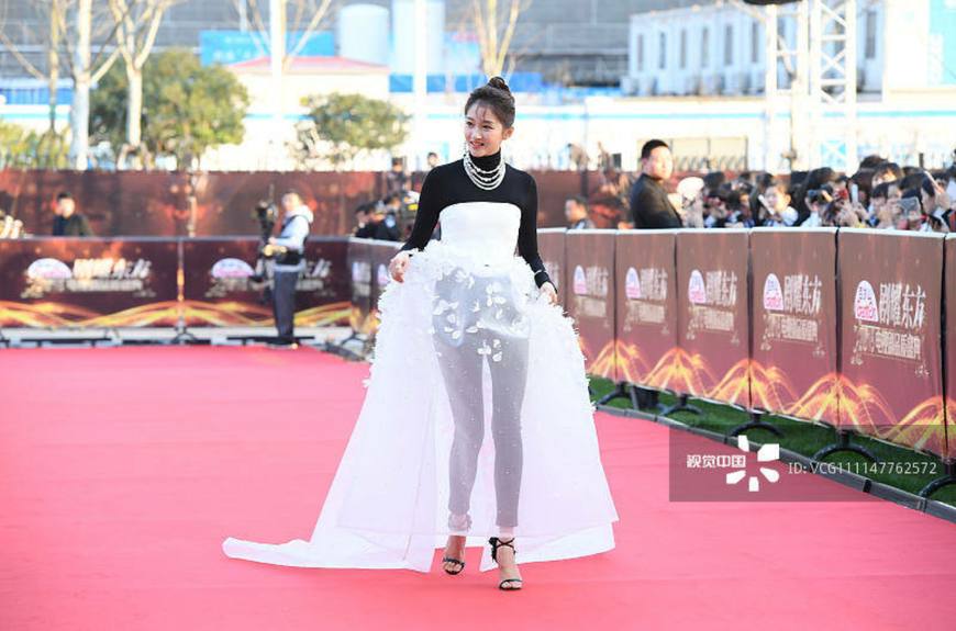 关晓彤红毯惊艳瞬间,张杰和关晓彤视频