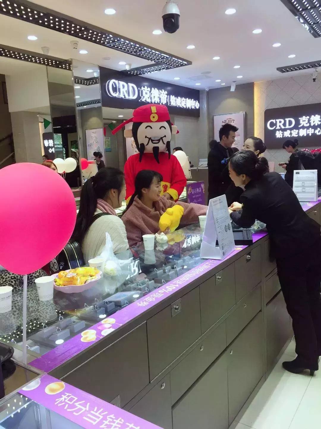 他在众目睽睽之下浪漫的单膝跪地，说“嫁给我！”