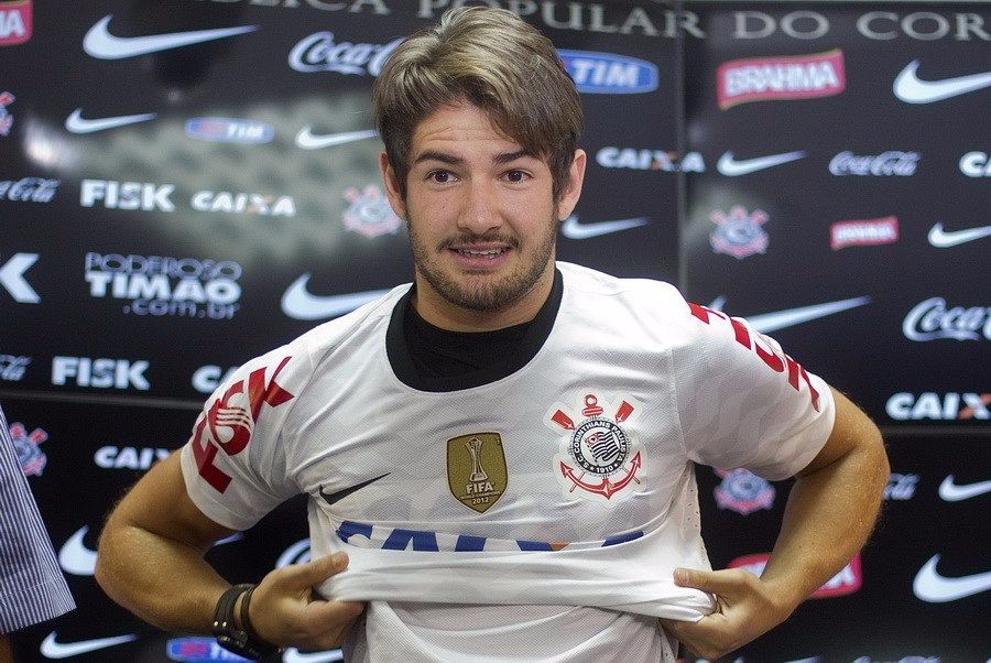 帕托足球比赛上粉丝喊迪丽热巴,球迷为帕托喊迪丽热巴