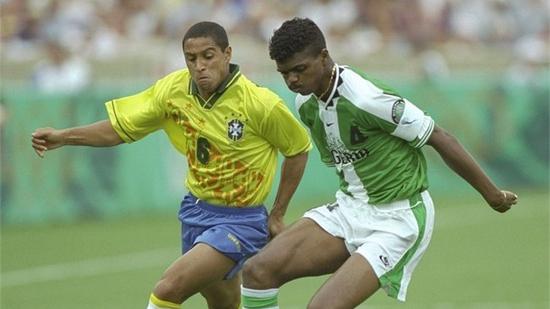 野兽足球的巅峰!一帮不知多少岁的bug,最*力暴**手段撞死西班牙!