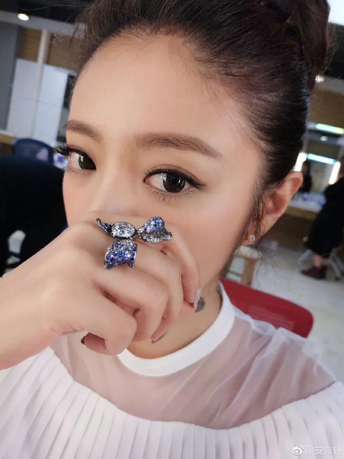安以轩10克拉钻戒多少钱,安以轩手戴钻戒结婚的图片