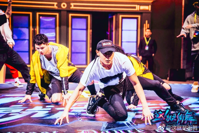 七岁小孩跳街舞很酷的感觉 (小孩喜欢跳的街舞又简单又好玩)