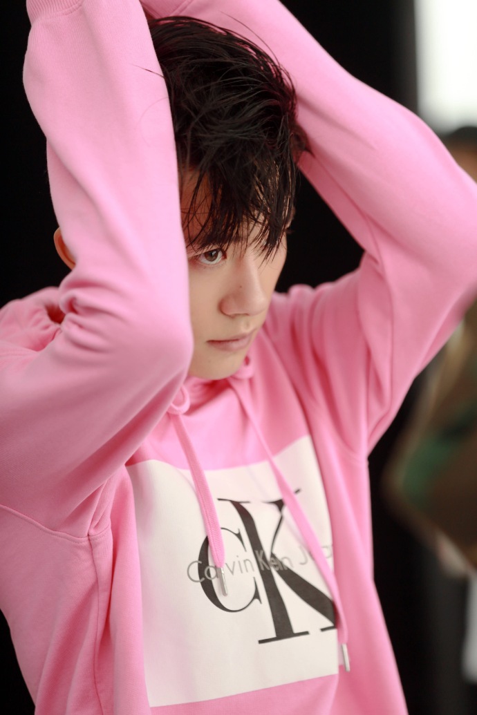 易烊千玺和杨幂谁更帅 (杨幂易烊千玺穿衣搭配)