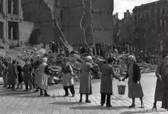 二战德国的崩溃,二战前德国怎么摆脱经济危机