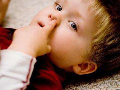 宝宝被鼻屎堵住,宝宝被鼻屎堵到鼻子有什么办法吗