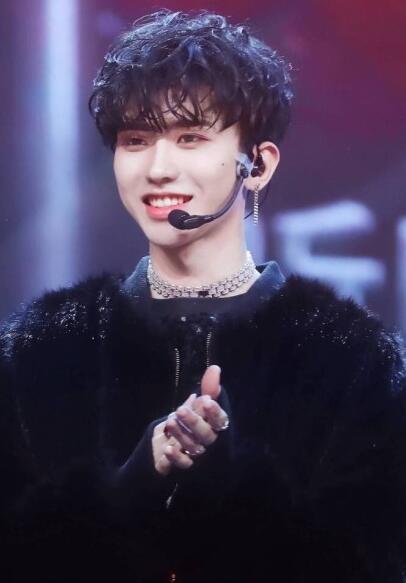 《偶像练习生》男生眼影眼线满天飞，网友喊话出化妆教程