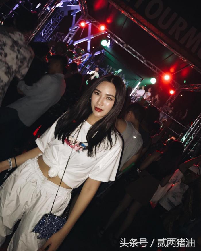 别再一成不变的穿你的Tee了，来些不一样的吧~