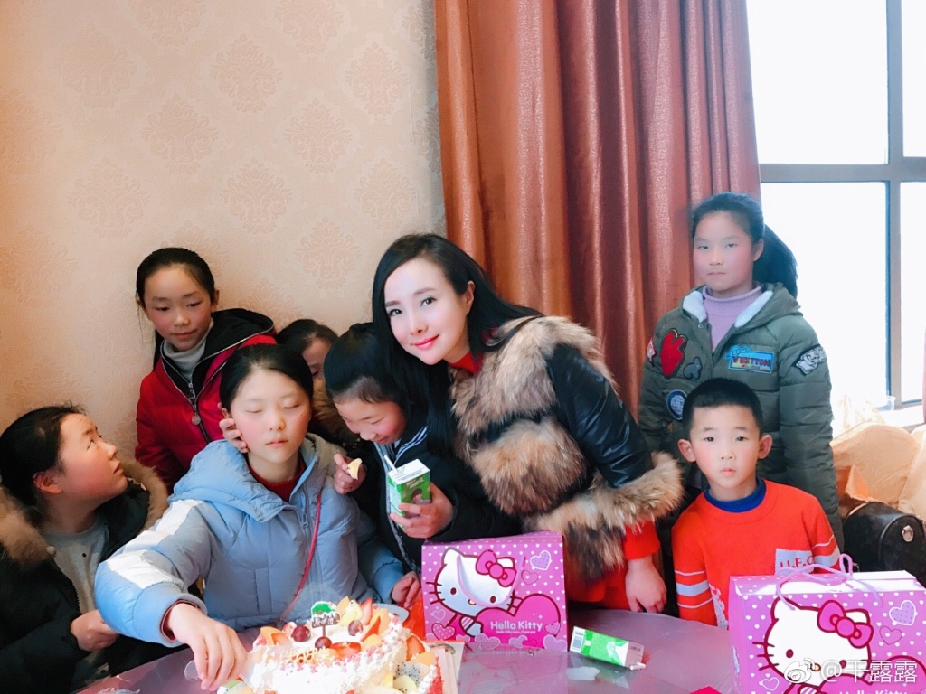 女神干露露走穴捞金某知名酒业，网友评论：何以解忧，唯有露露！