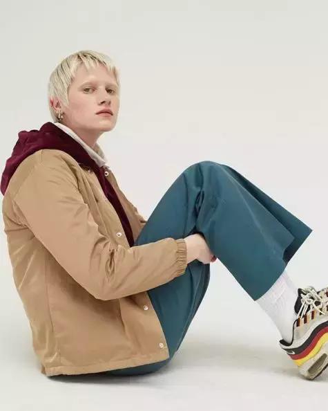 穿上这件外套你就是花丛中最酷的那朵花！