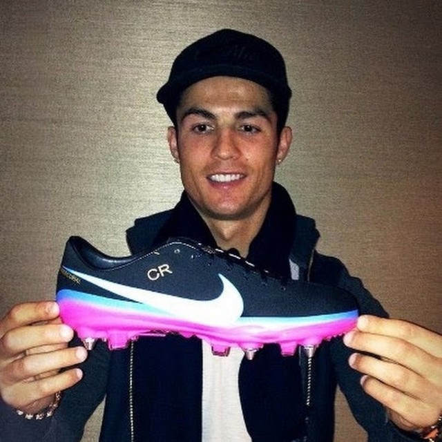 c罗耐克球鞋,c罗穿过的足球鞋都是耐克吗