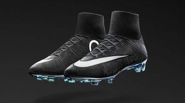 c罗足球鞋耐克无鞋带,c罗出道第一球