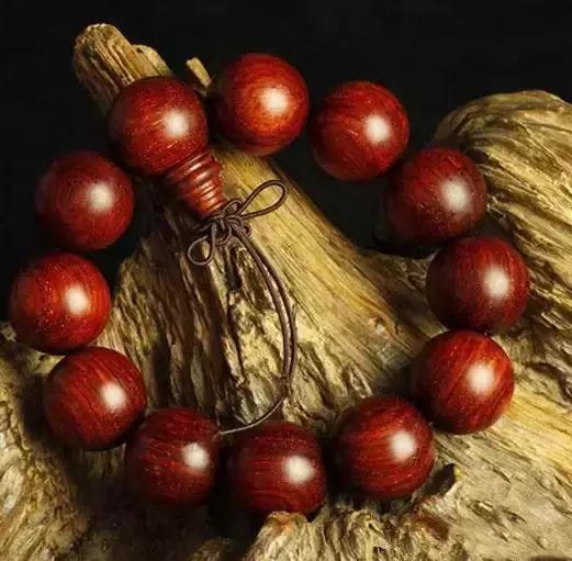 男士可以戴朱砂手串吗,男士右手戴手串的讲究