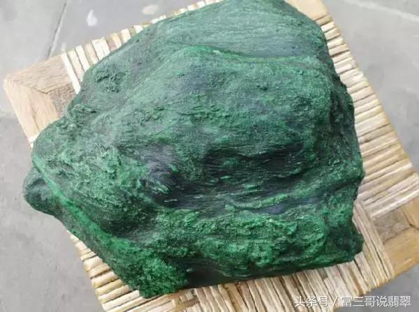这种绿不叫帝王绿，这是翡翠中的薄水料、挖底货？