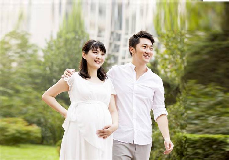 孕妇操和散步哪个有利于顺产,散步和爬楼梯哪个更有助于顺产